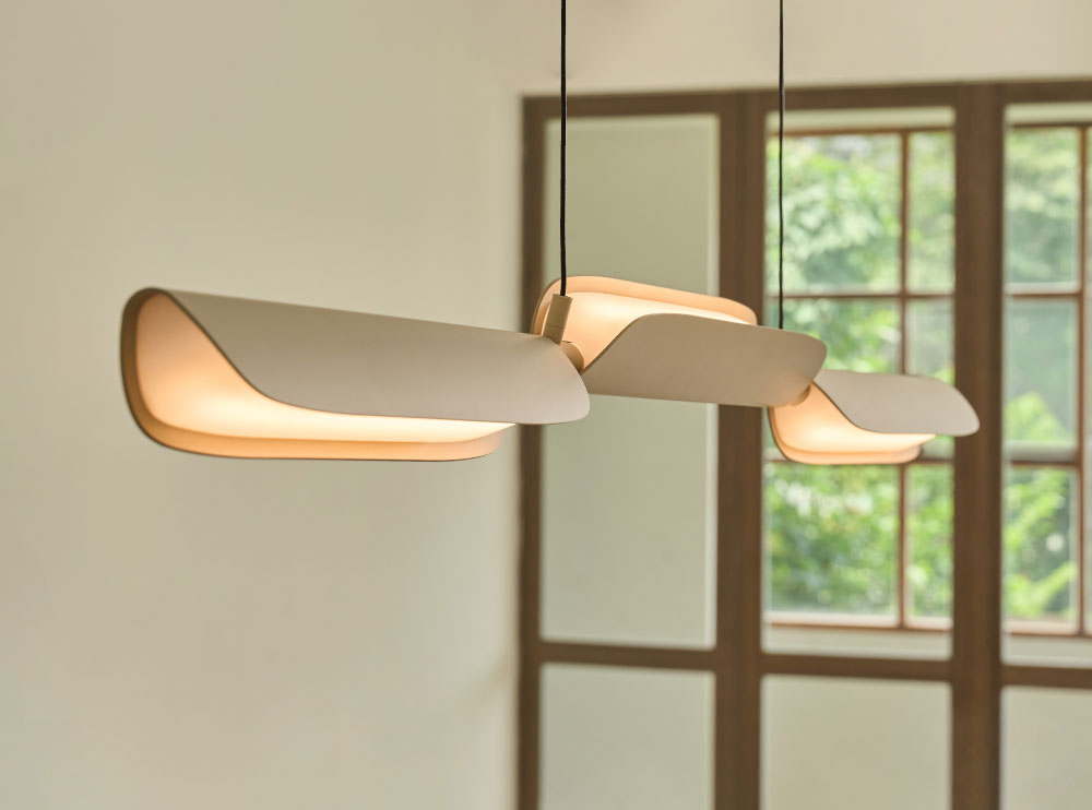 当世界持续加速，我们更渴望在居家空间中，找到一处能够栖息的平静。
全新系列 FLO 有别于以往俐落的几何语彙，以充满有机感的「流动弧面」为主轴，让灯具线条更贴近自然的运行轨迹，并在空间中留下柔和而安定的节奏。